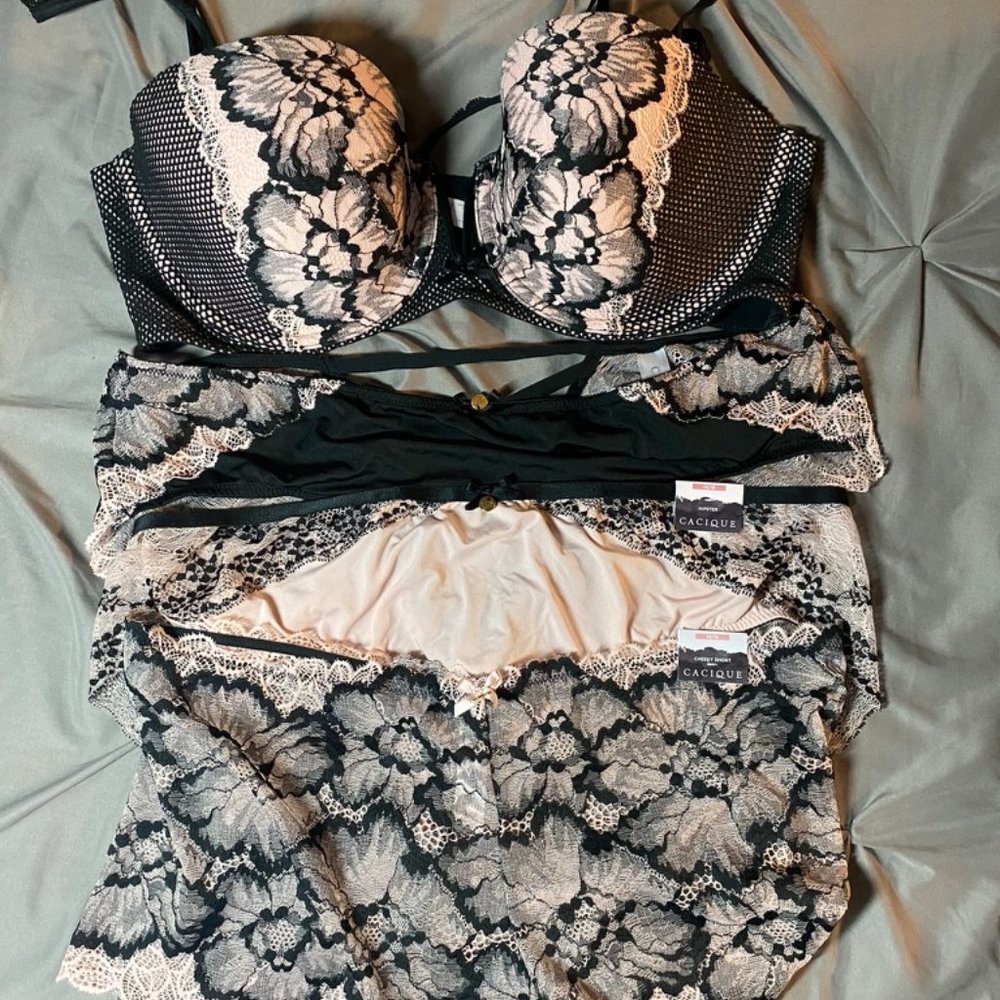 Sexy Cacique bra and 3 matching panties; 38DD & 14/16